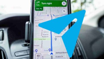 telefono con google maps e logo telegram