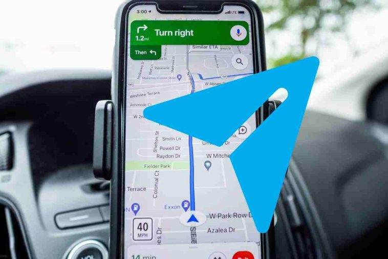 telefono con google maps e logo telegram