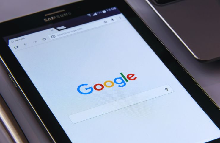 schermata di un ipad con la home page di Google Search