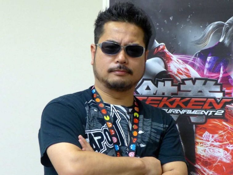 Harada uomo a braccia conserte con capelli neri e occhiali da sole