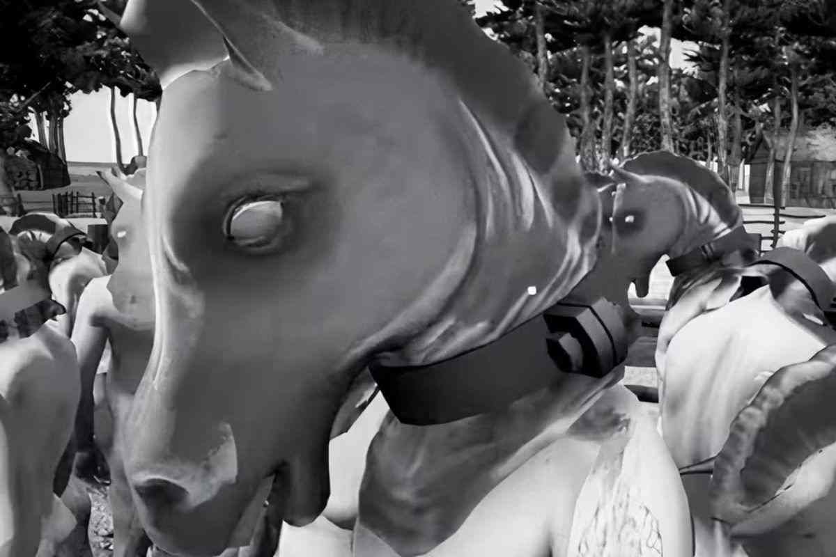 uomo con maschera di cavallo tentuo al guinzaglio