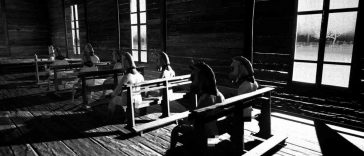 uomini vestiti da cavallo seduti su banchi di chiesa