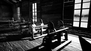 uomini vestiti da cavallo seduti su banchi di chiesa