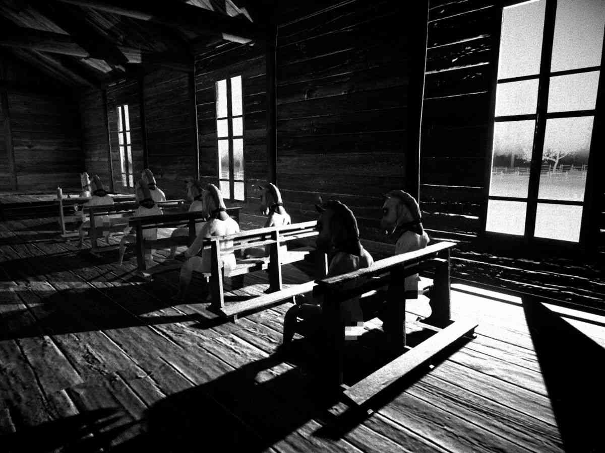 uomini vestiti da cavallo seduti su banchi di chiesa