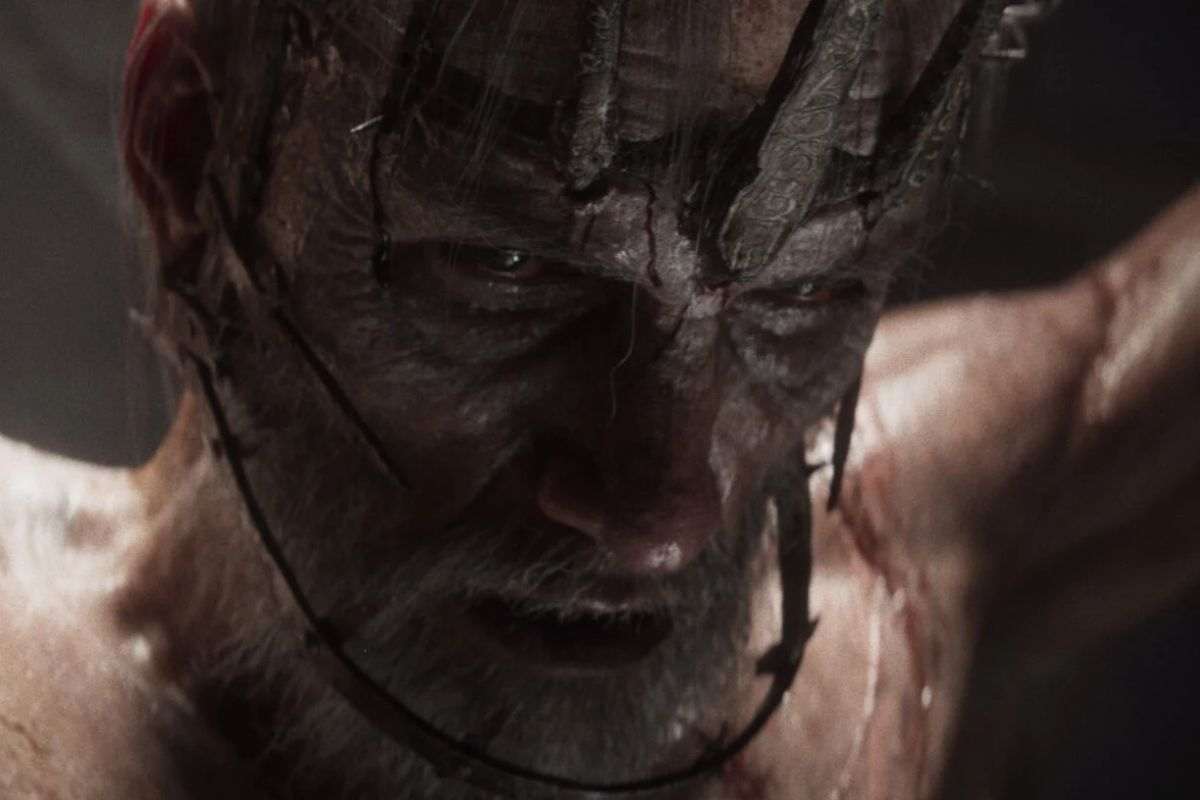 uomo anziano con barba e corona di ferro