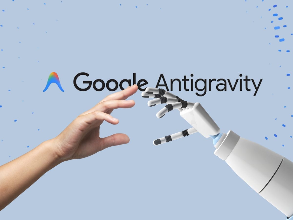 mano robot e mano umana che si avvicinano, scritta google antigravity