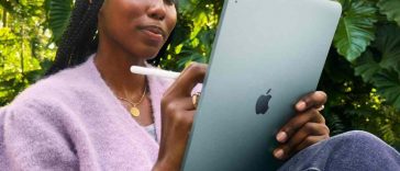 persona seduta che utilizza all'aperto l'iPad air 11
