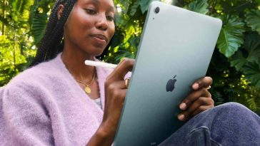 persona seduta che utilizza all'aperto l'iPad air 11
