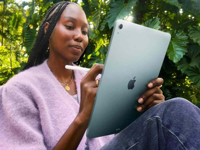 persona seduta che utilizza all'aperto l'iPad air 11