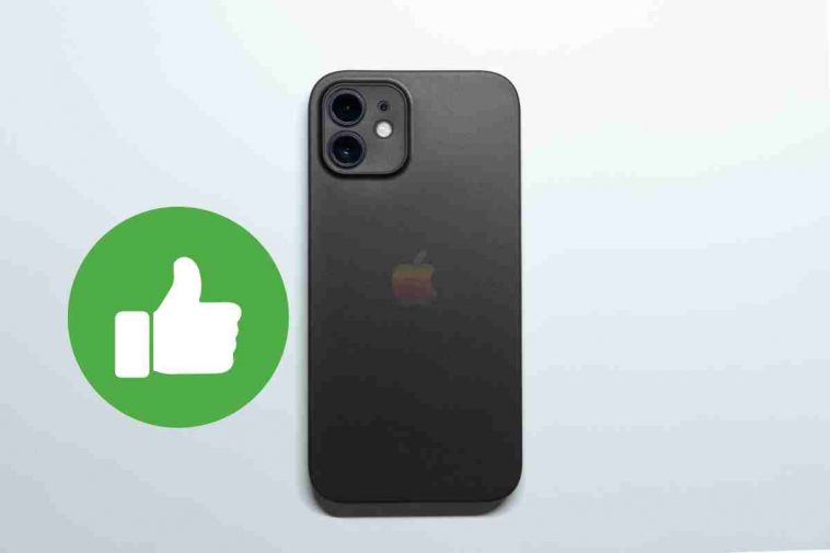 iphone con simbolo del pollice in su verde