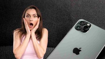 donna sconvolta e iphone