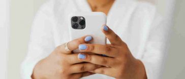 donna con iphone bianco