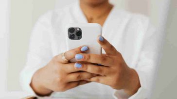 donna con iphone bianco