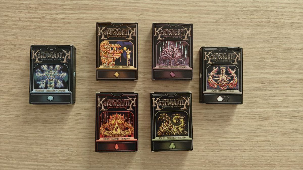 I sei mazzi da gioco contenuti all'interno di Kartomantik