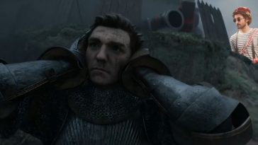 soldato che si tappa le orecchie, sullo sfondo uomo con occhiali da sole e maglietta a righe bianche e nere