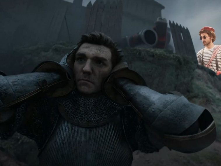 soldato che si tappa le orecchie, sullo sfondo uomo con occhiali da sole e maglietta a righe bianche e nere