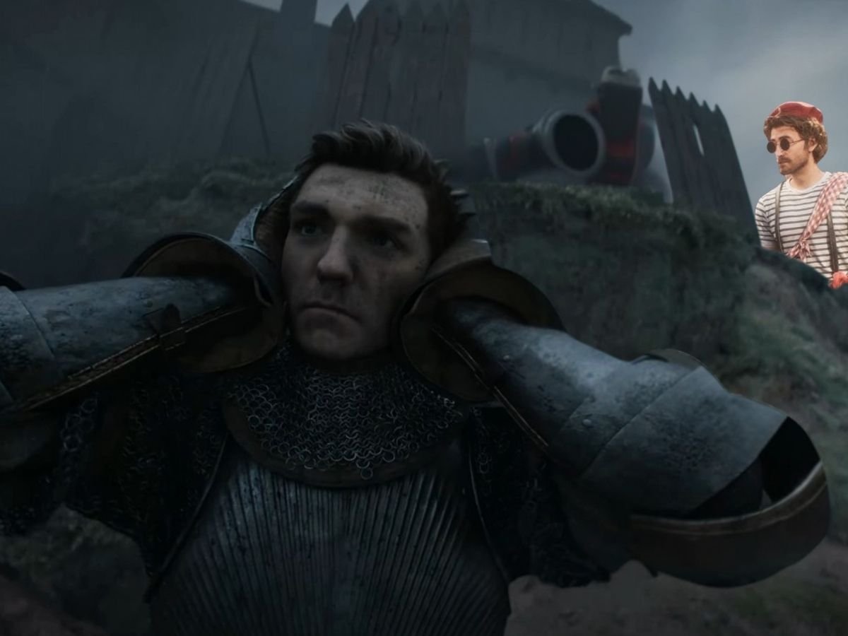 soldato che si tappa le orecchie, sullo sfondo uomo con occhiali da sole e maglietta a righe bianche e nere