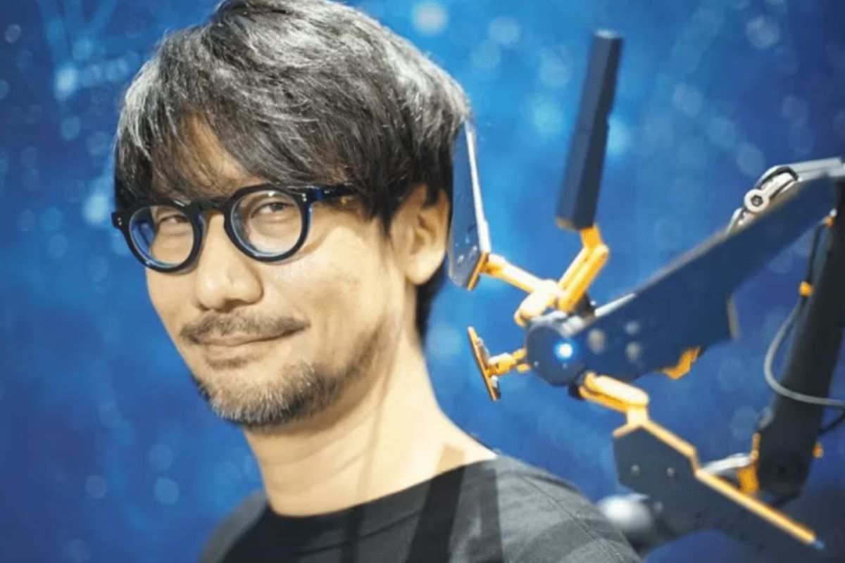 uomo giapponese con occhiali, sulle spalle una sonda