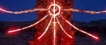 monolite con braccia infuocate