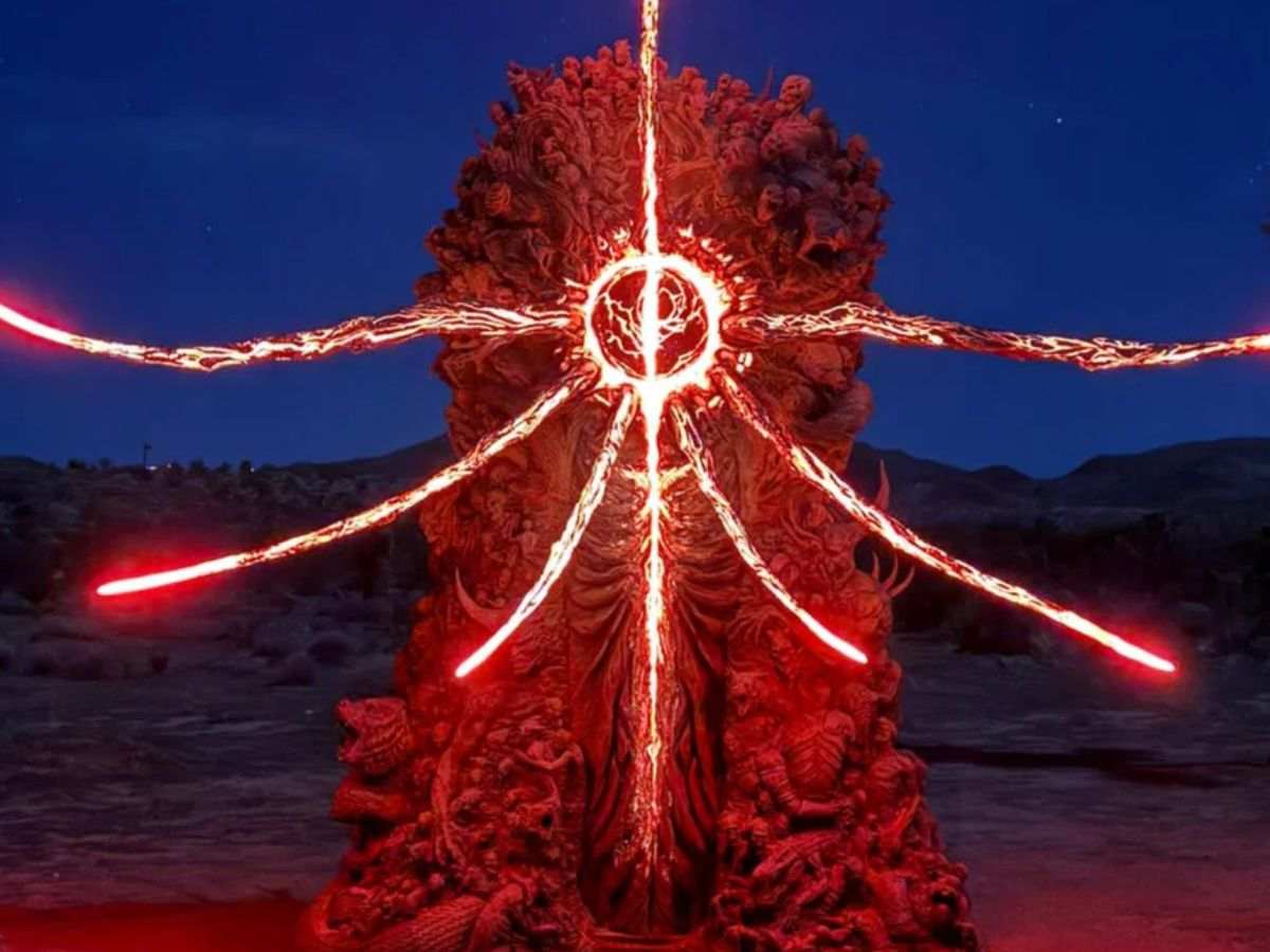 monolite con braccia infuocate