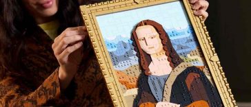 ragazza tiene in mano riproduzione LEGO d Gioconda