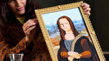 ragazza tiene in mano riproduzione LEGO d Gioconda