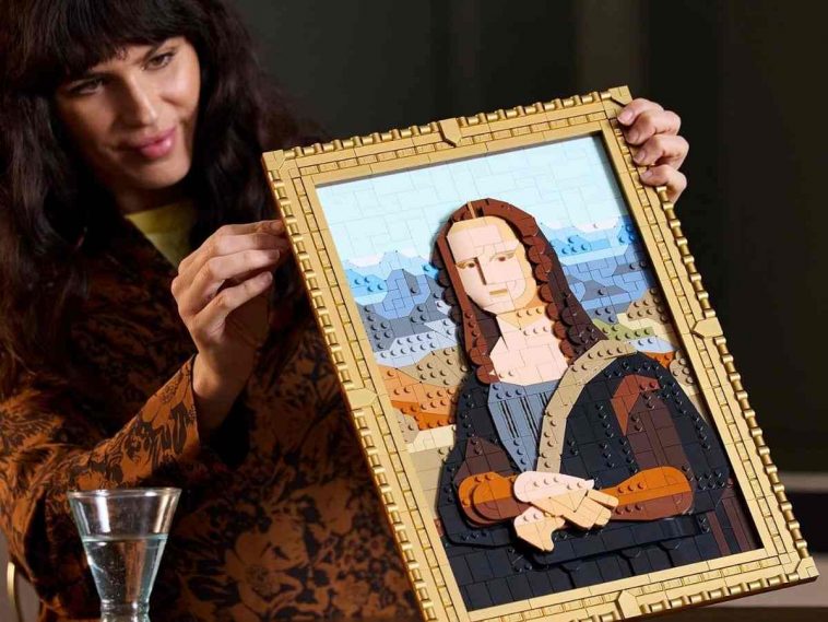 ragazza tiene in mano riproduzione LEGO d Gioconda
