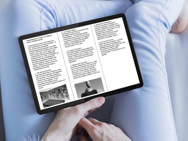 persona legge articolo di giornale su tablet messo su gambe