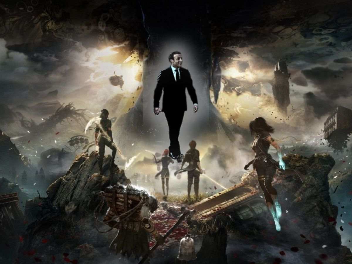 4 personaggi di spalle che guardano verso MAcron che cammina