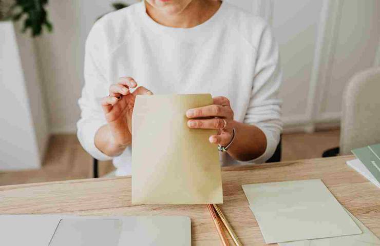 donna che chiude pacchetto