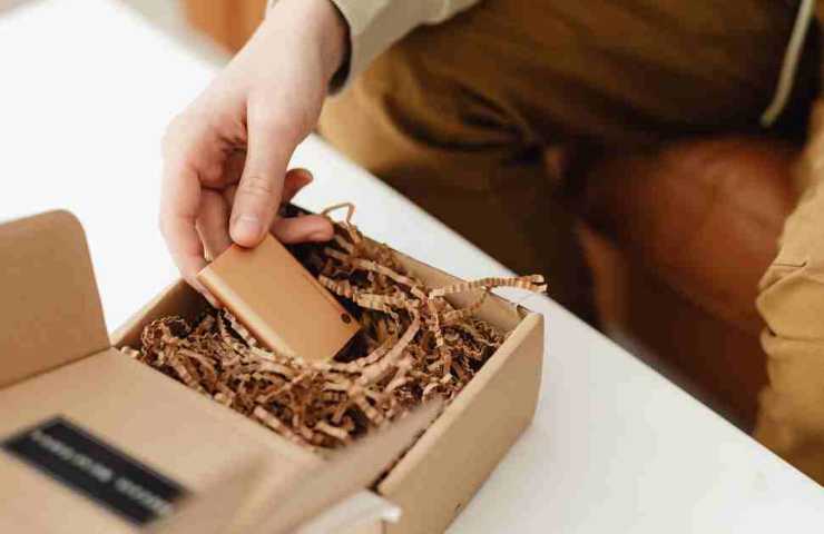 uomo che apre un pacchettino