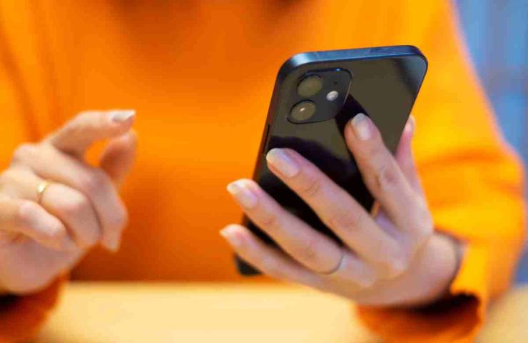 mani di donna con smartphone