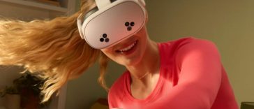 ragazza con capelli lunghi con visre bianco e maglietta rosa