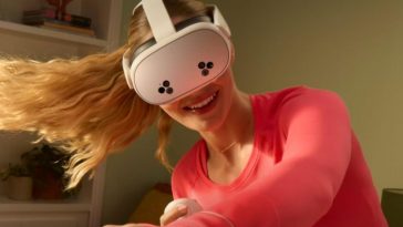 ragazza con capelli lunghi con visre bianco e maglietta rosa