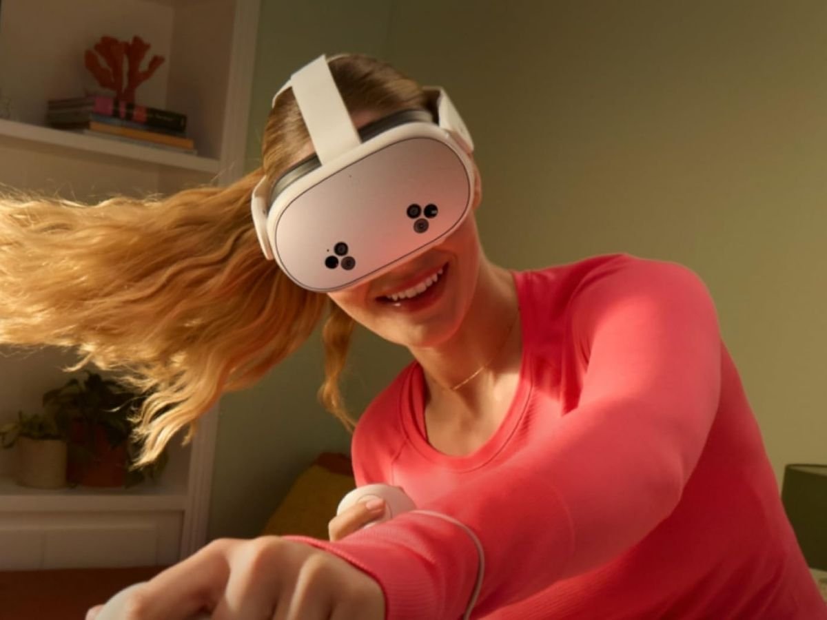 ragazza con capelli lunghi con visre bianco e maglietta rosa