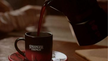 tazza con scritta stranger things, caffè versato da caffettiera