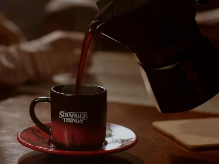 tazza con scritta stranger things, caffè versato da caffettiera