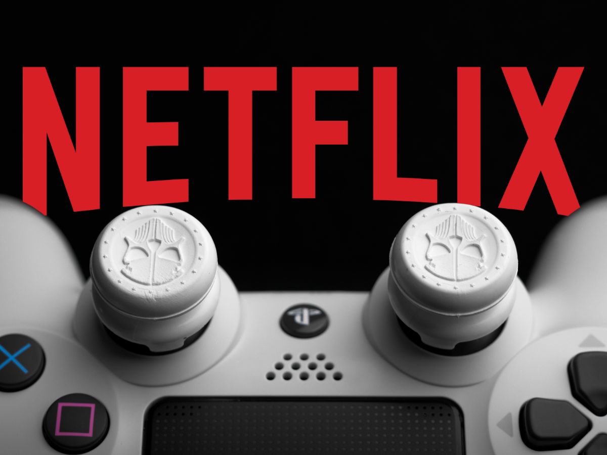 controller capovolto su sfondo nero e logo Netflix