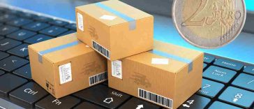 pacchettini su tastiera e moneta da 2 euro