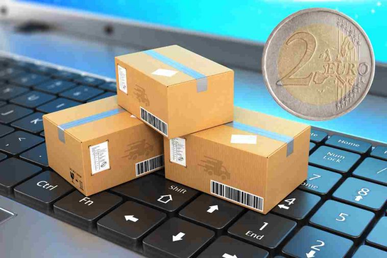 pacchettini su tastiera e moneta da 2 euro