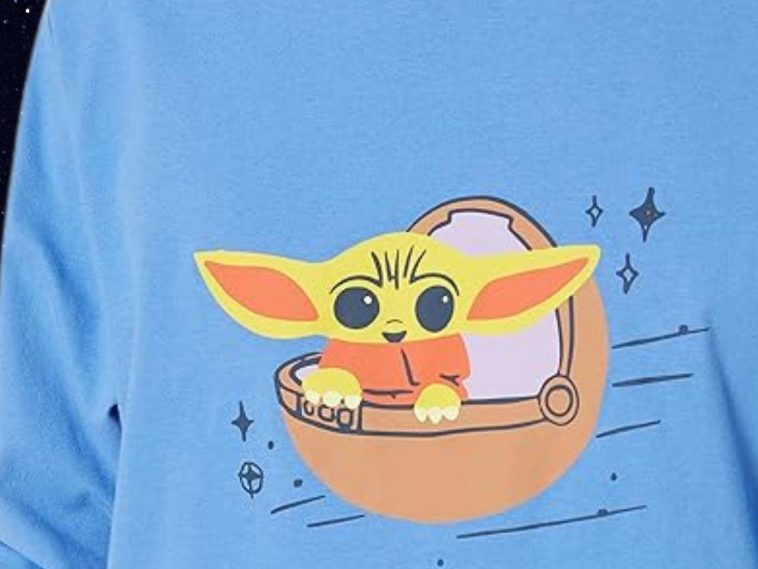 primo piano del pigiama di grogu