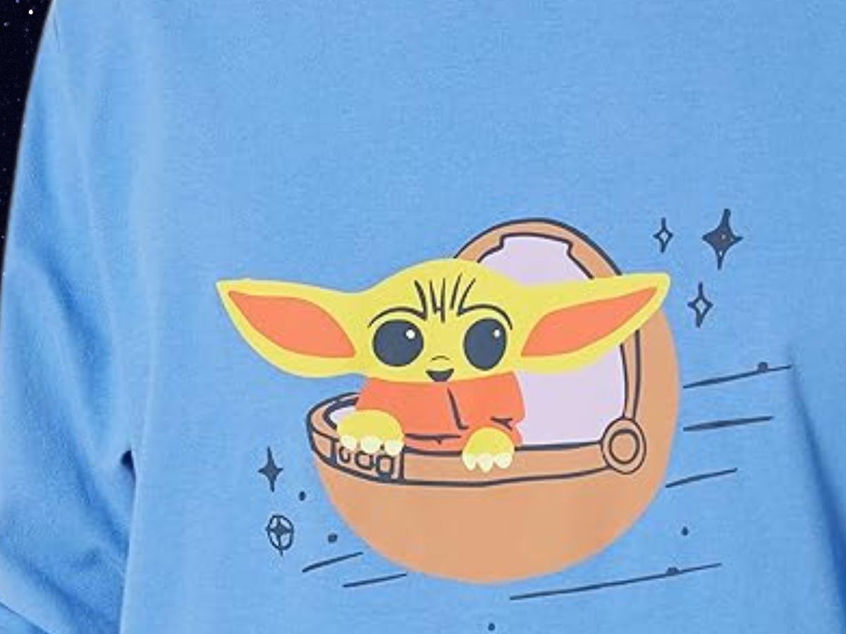 primo piano del pigiama di grogu