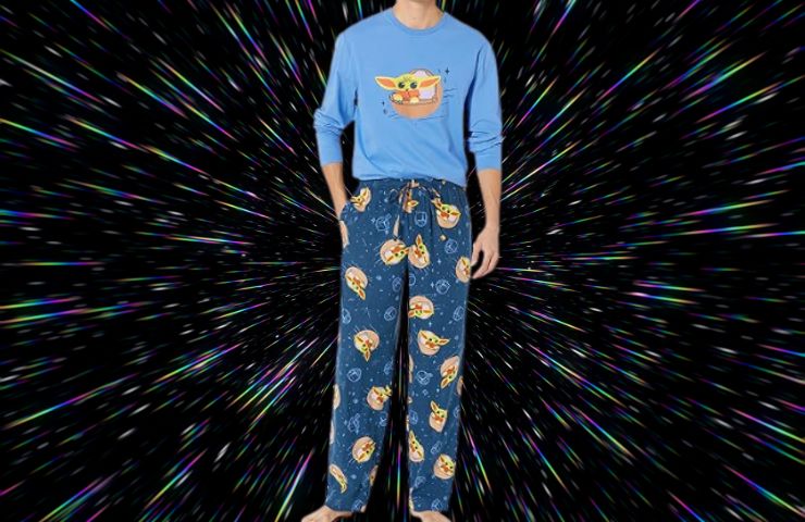 persona che indossa pigiama di grogu su sfondo guerre stellari