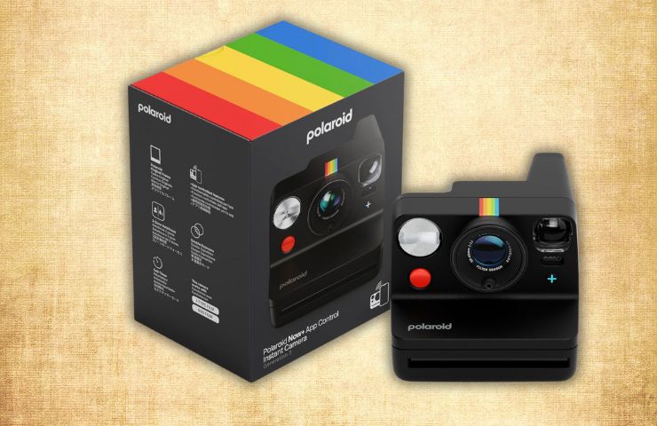 macchina fotografica polaroid gen 3 su sfondo pergamena con confezione