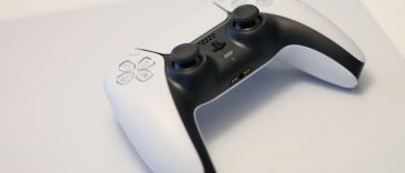 close up su playstation 5 con dualsense