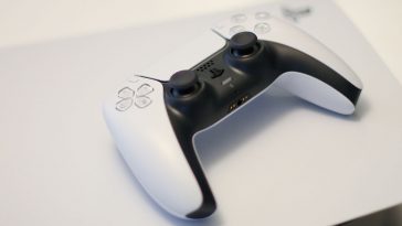close up su playstation 5 con dualsense