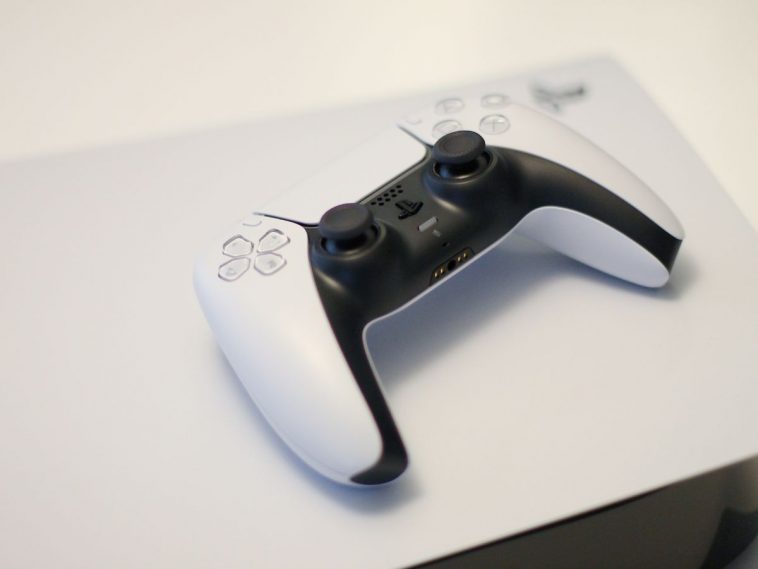 close up su playstation 5 con dualsense
