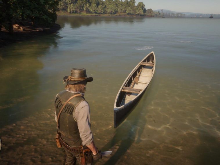 cowboy con coltello che guarda canoa di legno