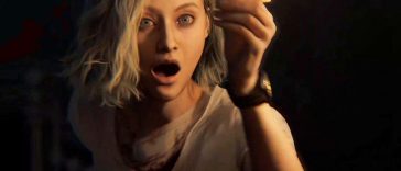 ragazza bonda con accendino per fare luce, espressione stupita