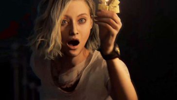 ragazza bonda con accendino per fare luce, espressione stupita